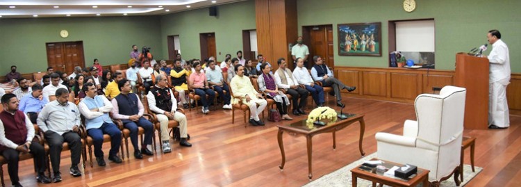 vice president interacting with the participants of 'north east on wheels' expedition
