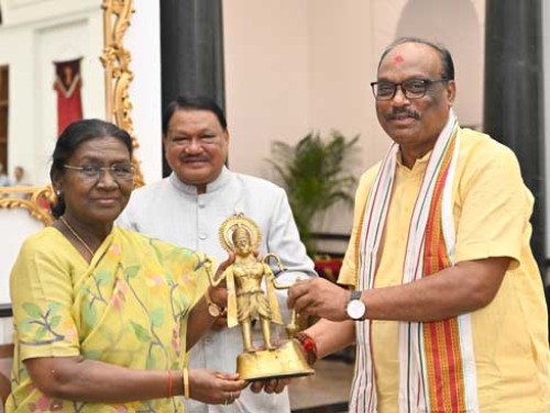 beneficiaries of scholarship schemes meet the president