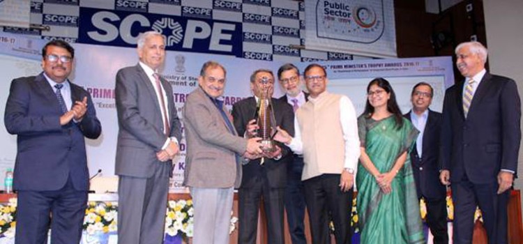 steel minister chaudhary birender singh delivering the prime minister's trophy