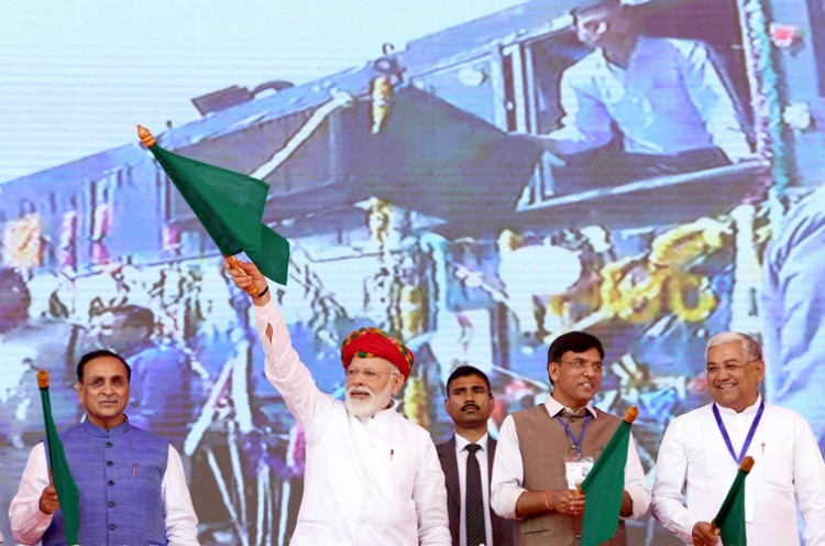 pm narendra modi flagged off bandra-jamnagar humsafar express