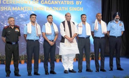 defense minister honored space heroes
