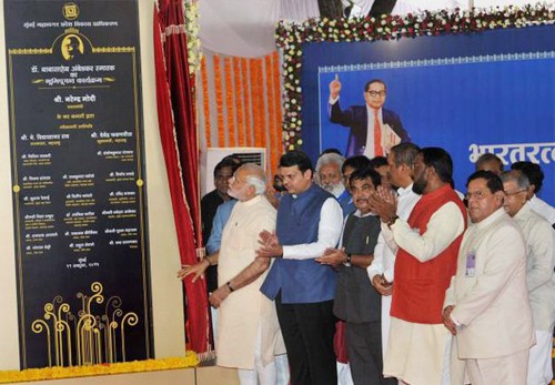 unveiling the plaque of dr bhimrao ambedkar memorial in indu mill complex