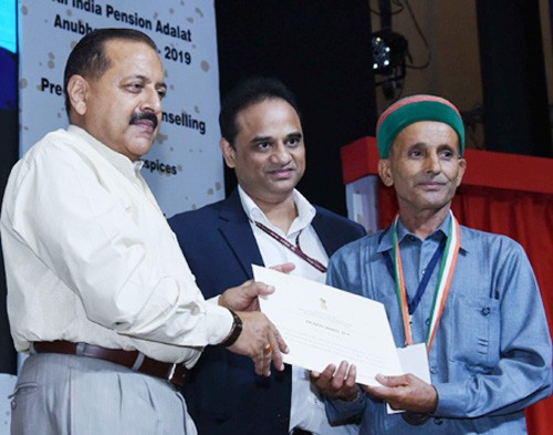 dr. jitendra singh presenting the anubhav awards- 2019
