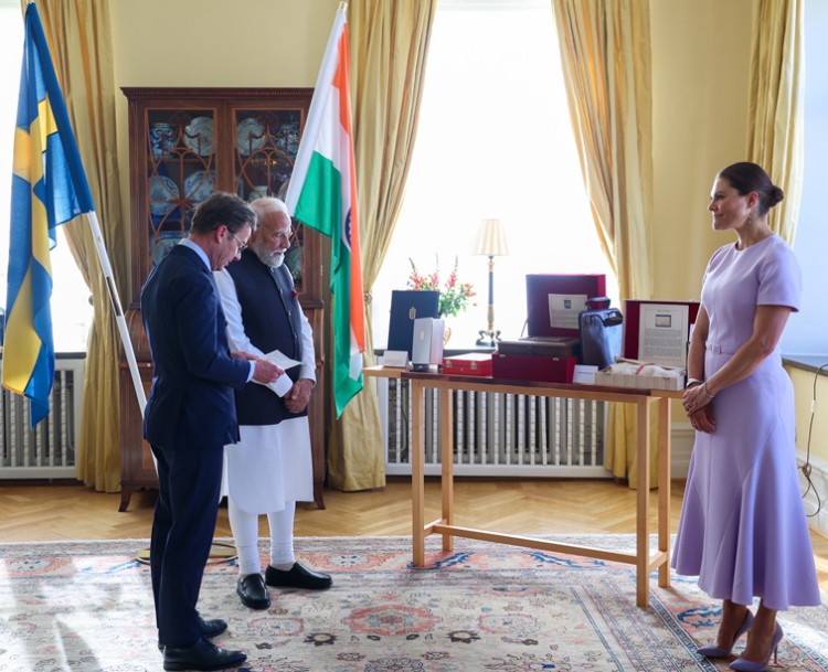 exchange of commemorative gifts between the prime ministers of india and sweden