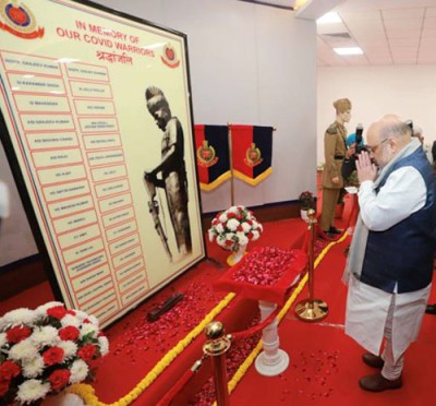 tributes paid to corona warriors of delhi police