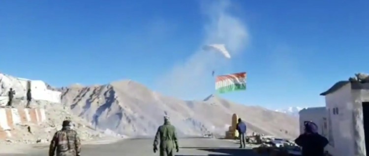 recorded skydive landing of air force in leh