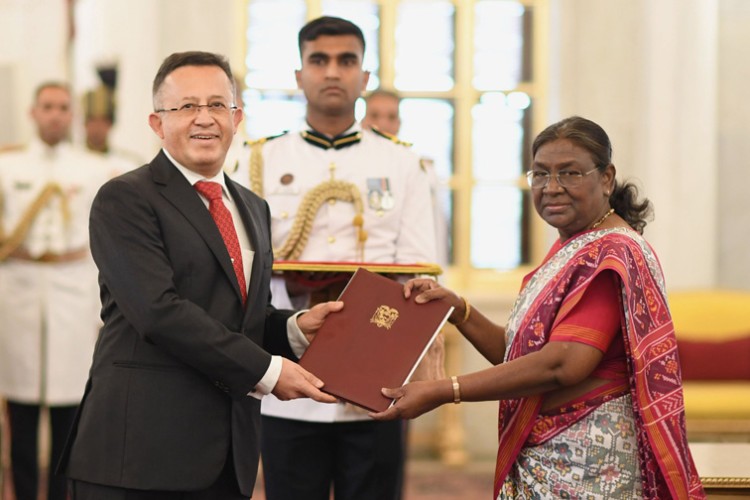 draupadi murmu introduced new ambassadors