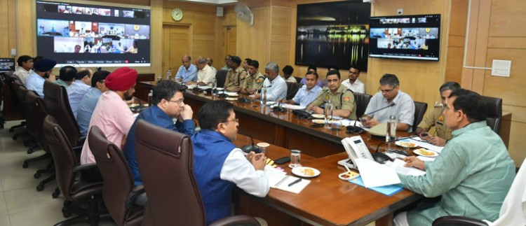energy minister ak sharma showed his attitude to the officers