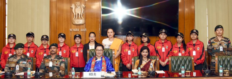 kiren rijiju in a group photograph with the students from arunachal pradesh
