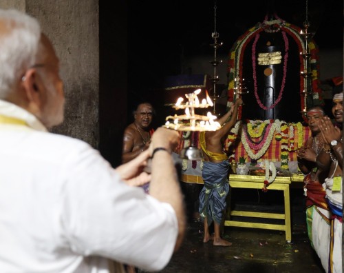 prime minister offering prayers at gangaikonda cholapuram temple