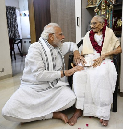 narendra modi met mother hiraba modi on her birthday