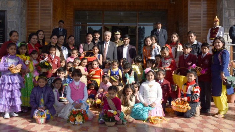 governor krishan kant paul with children