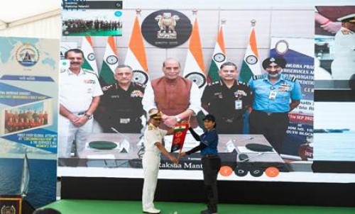 defence minister flagged off the voyage from gateway of india