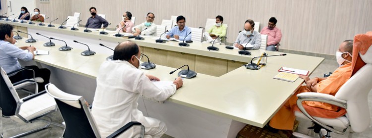chief minister also stressed the need for training of weavers
