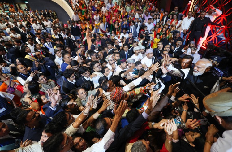 pm interacts with the indian diaspora and students in muscat at maitri parv