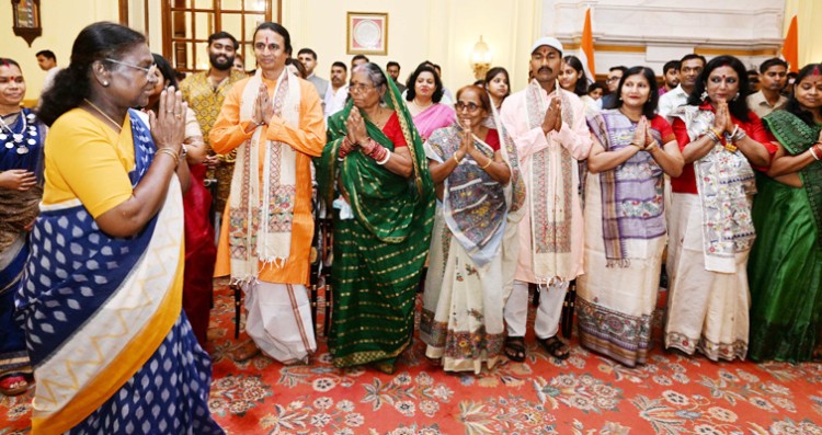a group of artists met president draupadi murmu