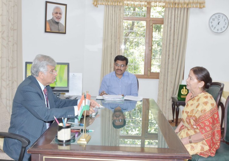 vasanti bisht presented a book to governor dr. krishnakant pal