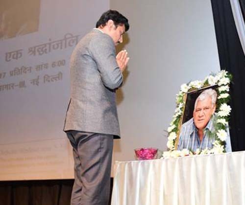 col. rajyavardhan singh rathore paying homage to the om puri