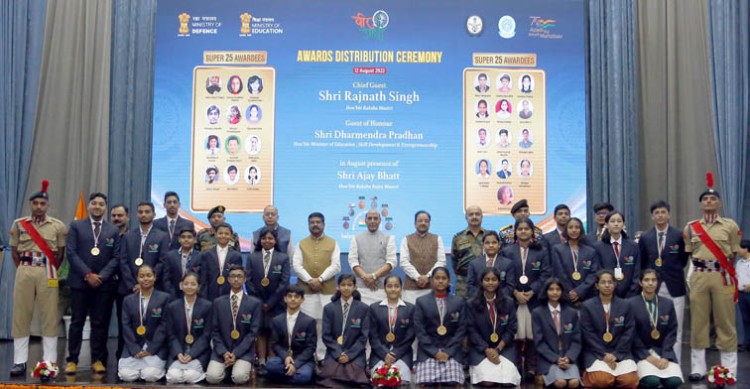 winners of 'veer gatha' competition honored