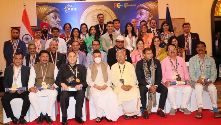 governor of maharashtra with champions of change maharashtra 2021 winners