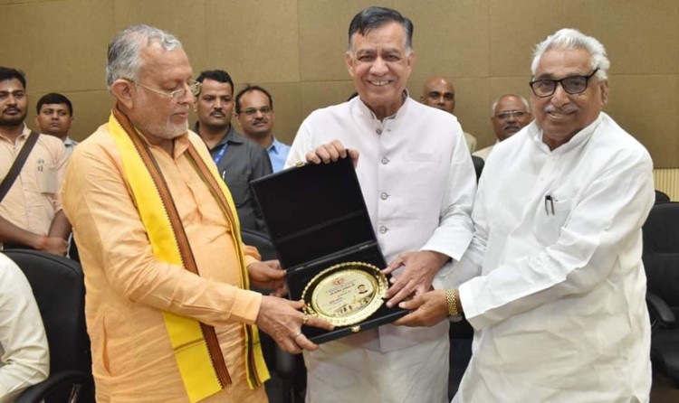 respect for senior members in up vidhan sabha
