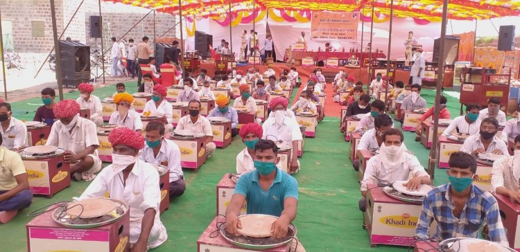 kvic presented electric machines to kumbhakars in pokaran