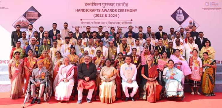 president presents national handicrafts awards
