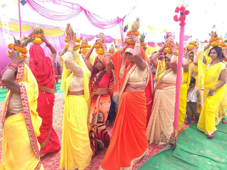 mahilaon kee kalash yaatra