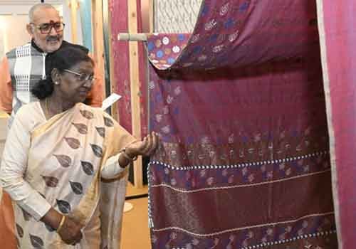 president viewed the rich handloom weaving