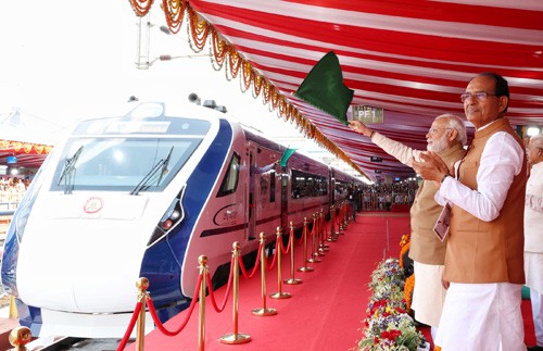 pm narendra modi bhopal to delhi vande bharat express flagged off