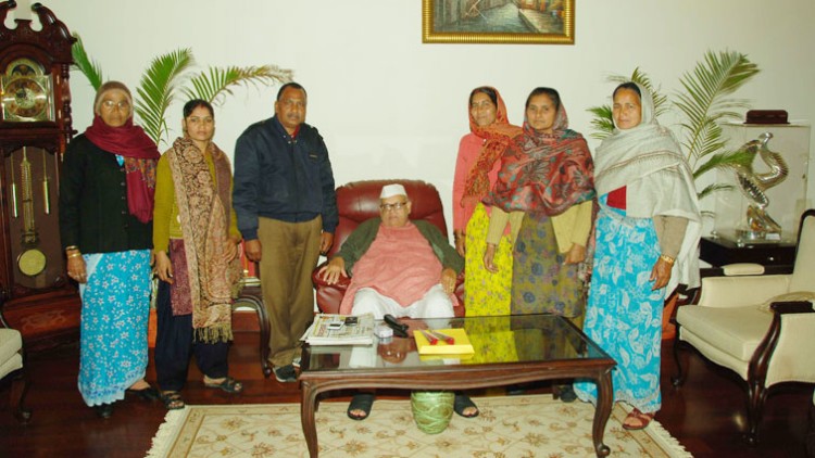 bhojan mata sangthan with governor 