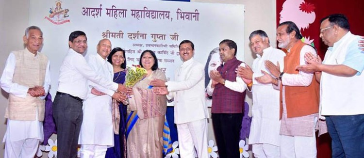 darsha gupta gets women's honor on women's day