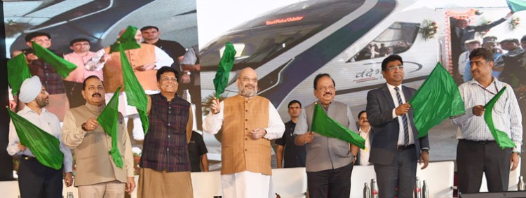 amit shah flagging off the new delhi-katra 'vande bharat' express