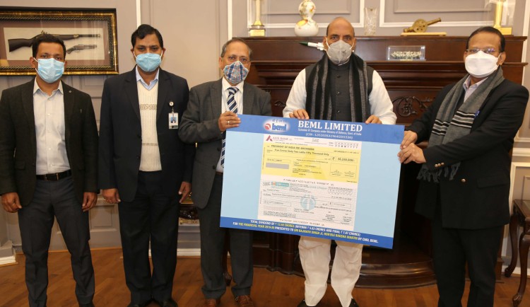 rajnath singh receiving the dividend of rs 5.625 crore from the cmd,beml