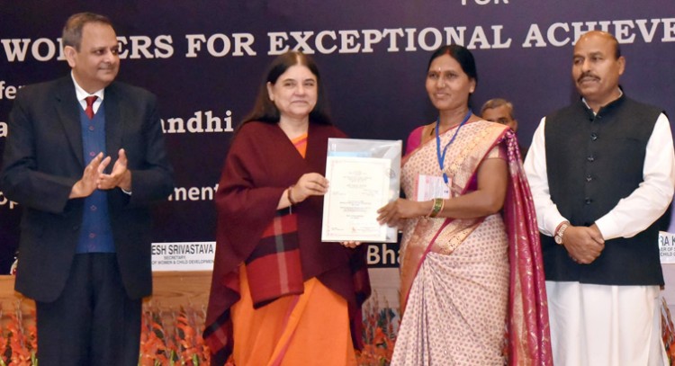 maneka sanjay gandhi presenting the national awards to anganwadi workers