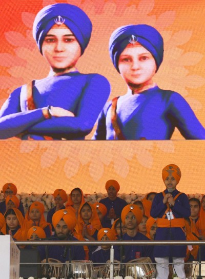 brave sahibzade of guru standing fearless!