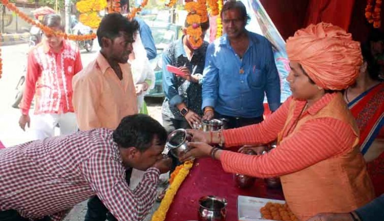 manakaameshvar math mandir ne it par lagaaya pyaoo