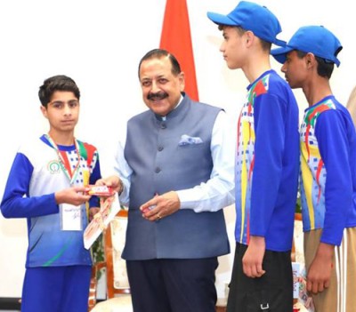 kashmiri youth meet dr jitendra singh