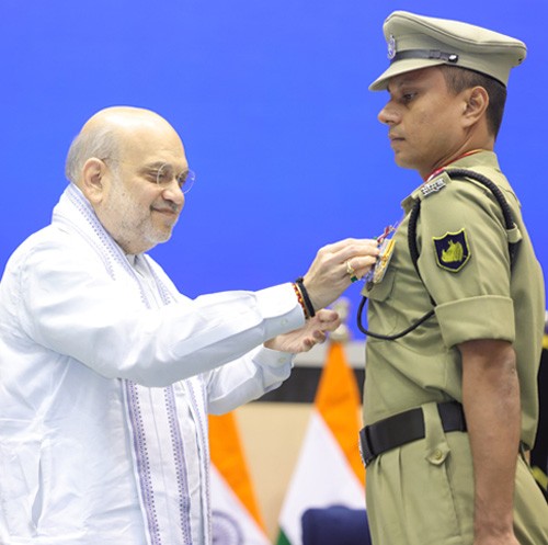 home minister honoured the valour of bsf jawans