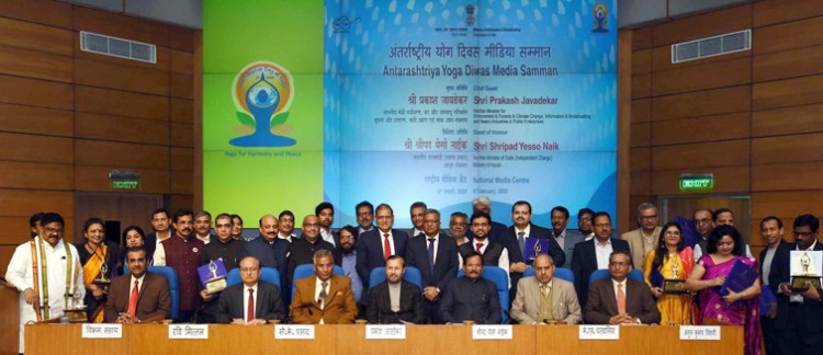 prakash javadekar with the recipients of the first international yoga day media awards