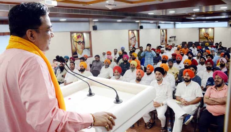 bjp headquarters lucknow, meeting of sikh community