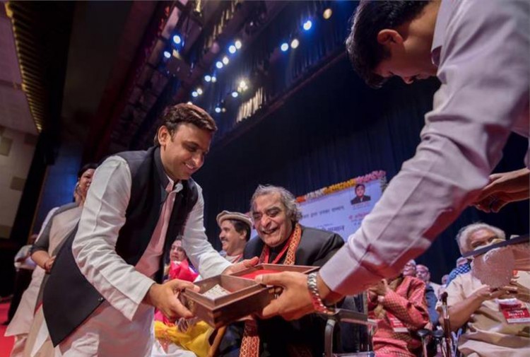 chief minister akhilesh distributed yash bharti