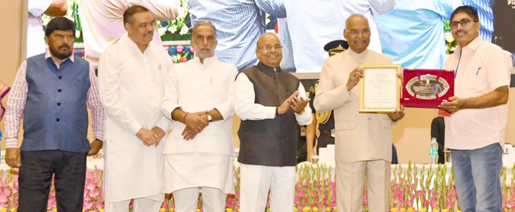 ramnath kovind presenting the national awards