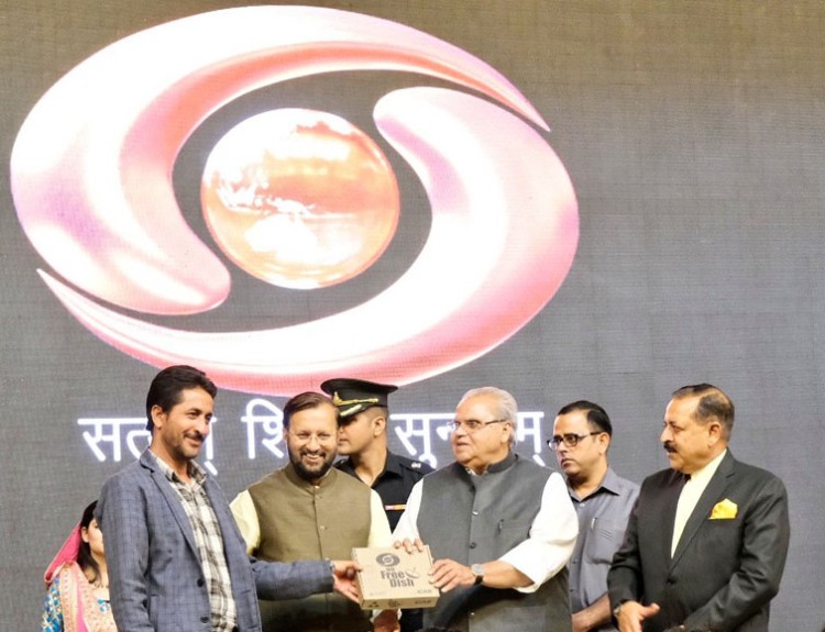 ddfreedish set-top boxes distribution by union minister prakash javdekar