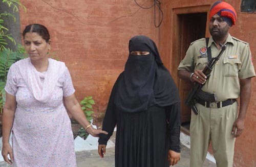 pakistani women fauzia khan caught in train