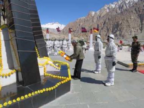 defense minister manohar parrikar visits siachen glacier