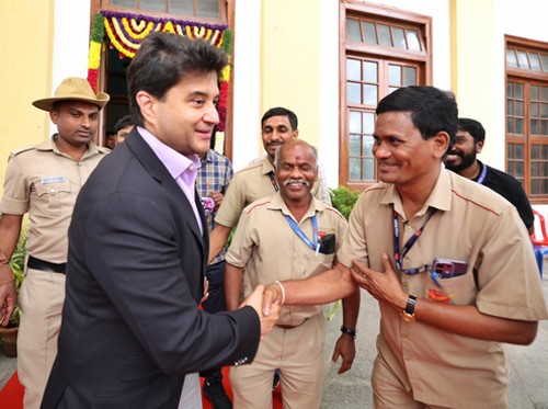 jyotiraditya scindia met excited postal workers