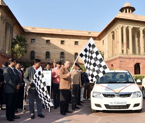 arun jaitley flagging off the e-vehicle at the inauguration of the e-vehicle
