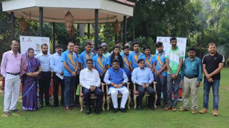dharmendra pradhan with team odisha