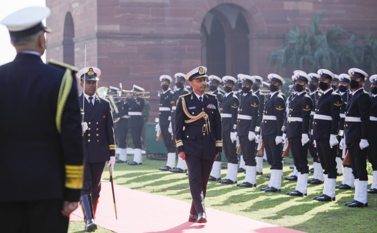 soldiers' grand guard of honor to oman navy commander